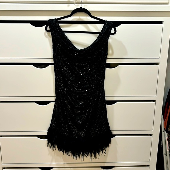 Sequin minidress with feather hemline - Picture 3 of 6